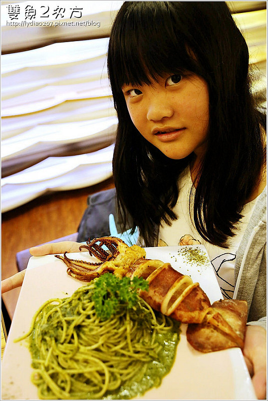 【食記│台中】一中商圈療癒系美食:雙魚2次方~卡哇伊小小兵陪你吃漢堡了!