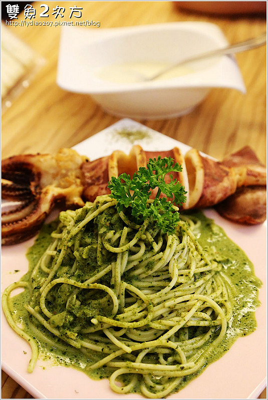 【食記│台中】一中商圈療癒系美食:雙魚2次方~卡哇伊小小兵陪你吃漢堡了!