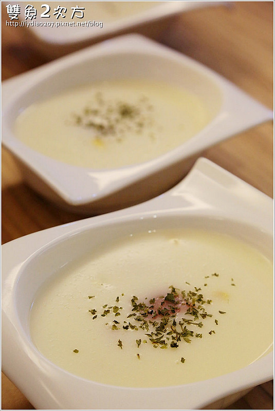 【食記│台中】一中商圈療癒系美食:雙魚2次方~卡哇伊小小兵陪你吃漢堡了!