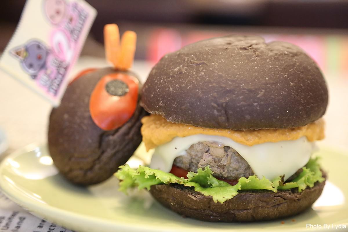 台中美食一中商圈｜超浮誇IG夯店雙魚2次方:薑母鴨漢堡、燒酒雞漢堡寒冬衝一波!｜DIY漢堡｜三立愛玩客吳鳳、阿Ben、食尚玩家莎莎、黃鐙輝採訪 - 台南好Food遊