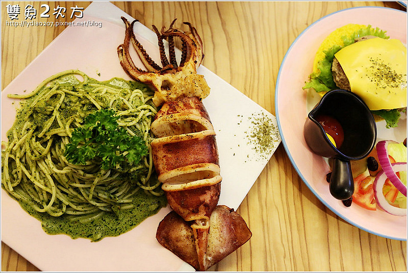 【食記│台中】一中商圈療癒系美食:雙魚2次方~卡哇伊小小兵陪你吃漢堡了!