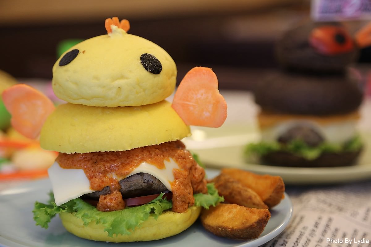 台中美食一中商圈｜超浮誇IG夯店雙魚2次方:薑母鴨漢堡、燒酒雞漢堡寒冬衝一波!｜DIY漢堡｜三立愛玩客吳鳳、阿Ben、食尚玩家莎莎、黃鐙輝採訪 - 台南好Food遊