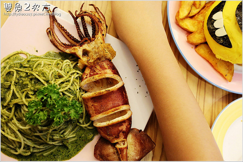 【食記│台中】一中商圈療癒系美食:雙魚2次方~卡哇伊小小兵陪你吃漢堡了!