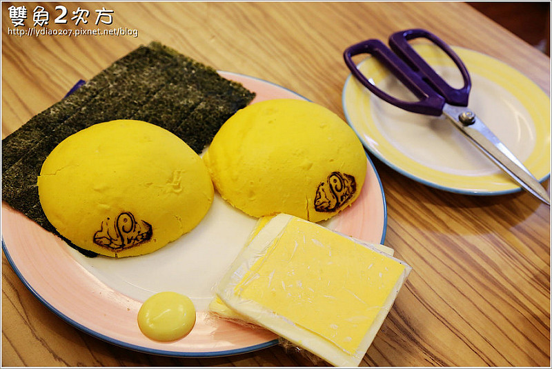 【食記│台中】一中商圈療癒系美食:雙魚2次方~卡哇伊小小兵陪你吃漢堡了!