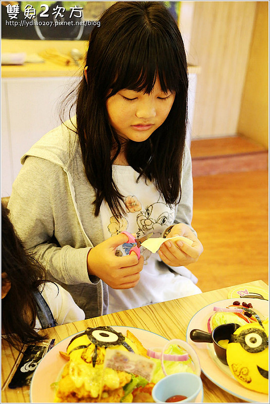 【食記│台中】一中商圈療癒系美食:雙魚2次方~卡哇伊小小兵陪你吃漢堡了!