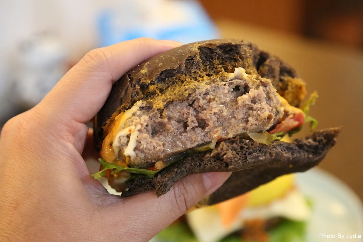 台中美食一中商圈｜超浮誇IG夯店雙魚2次方:薑母鴨漢堡、燒酒雞漢堡寒冬衝一波!｜DIY漢堡｜三立愛玩客吳鳳、阿Ben、食尚玩家莎莎、黃鐙輝採訪 - 台南好Food遊