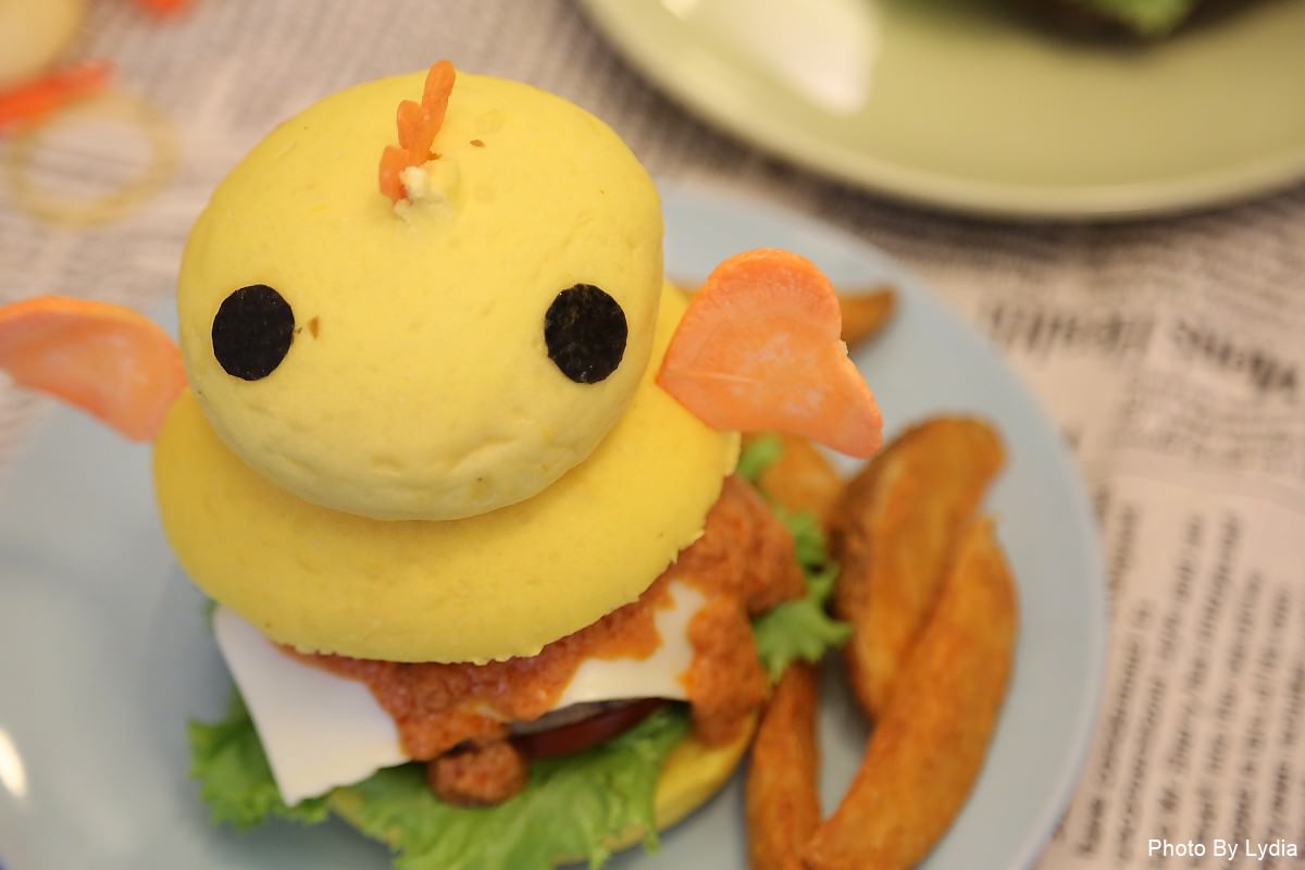 台中美食一中商圈｜超浮誇IG夯店雙魚2次方:薑母鴨漢堡、燒酒雞漢堡寒冬衝一波!｜DIY漢堡｜三立愛玩客吳鳳、阿Ben、食尚玩家莎莎、黃鐙輝採訪 - 台南好Food遊