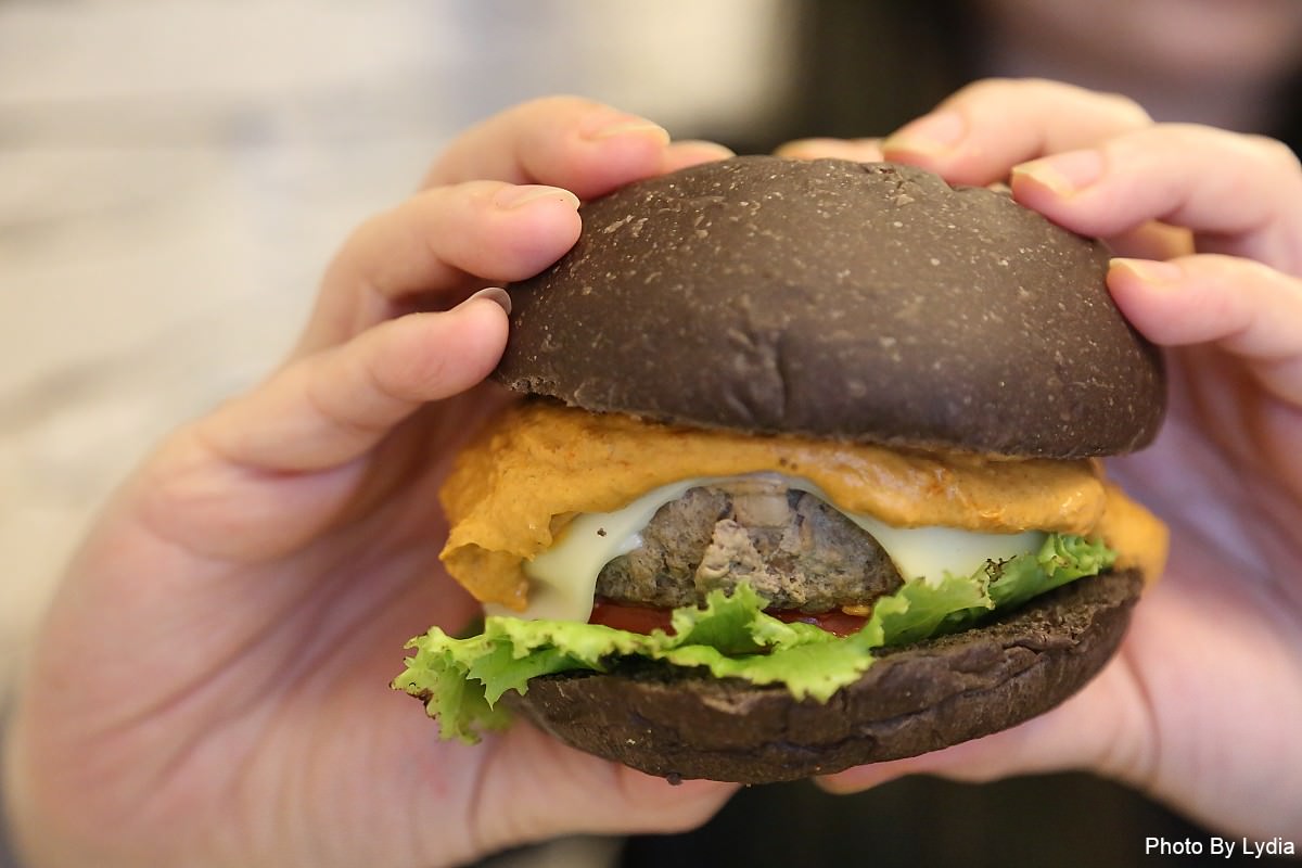 台中美食一中商圈｜超浮誇IG夯店雙魚2次方:薑母鴨漢堡、燒酒雞漢堡寒冬衝一波!｜DIY漢堡｜三立愛玩客吳鳳、阿Ben、食尚玩家莎莎、黃鐙輝採訪 - 台南好Food遊