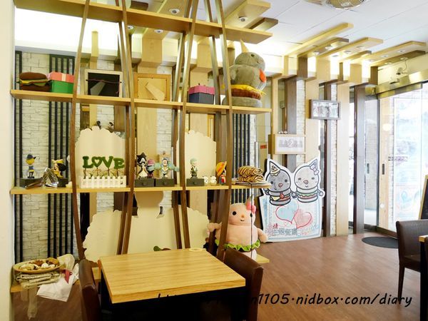 【台中美食】雙魚2次方 #一中商圈 #一中美食 #食尚玩家推薦 #台中漢堡 #IG打卡美食 #彩虹漢堡 #漸層飲料 (5).JPG