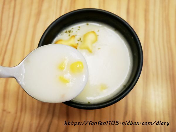 【台中美食】雙魚2次方 #一中商圈 #一中美食 #食尚玩家推薦 #台中漢堡 #IG打卡美食 #彩虹漢堡 #漸層飲料 (11).JPG