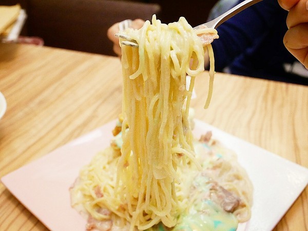 雙魚2次方(一中店):雙魚二次方-台中一中街旁創意漢堡 新推出的彩虹起司不只有外型更美味 動手做出屬於自己的漢堡 好吃又好玩