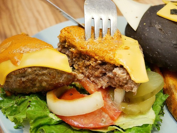 雙魚2次方(一中店):雙魚二次方-台中一中街旁創意漢堡 新推出的彩虹起司不只有外型更美味 動手做出屬於自己的漢堡 好吃又好玩