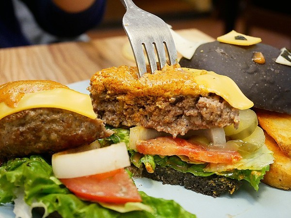 雙魚2次方(一中店):雙魚二次方-台中一中街旁創意漢堡 新推出的彩虹起司不只有外型更美味 動手做出屬於自己的漢堡 好吃又好玩