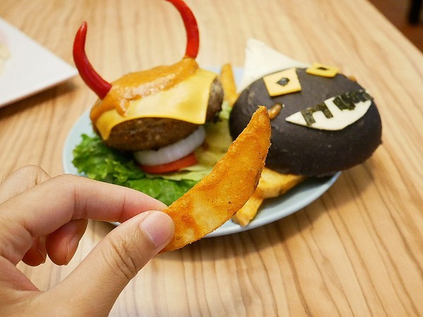 雙魚2次方(一中店):雙魚二次方-台中一中街旁創意漢堡 新推出的彩虹起司不只有外型更美味 動手做出屬於自己的漢堡 好吃又好玩