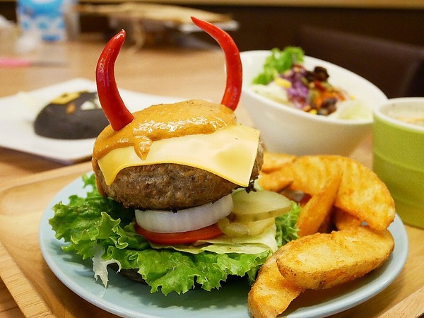 雙魚2次方(一中店):雙魚二次方-台中一中街旁創意漢堡 新推出的彩虹起司不只有外型更美味 動手做出屬於自己的漢堡 好吃又好玩