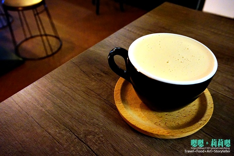 高雄美食|鳳山超文青咖啡廳 有。咖啡熊熊拉花抹茶拿鐵 有野餐有料理的好朋友!