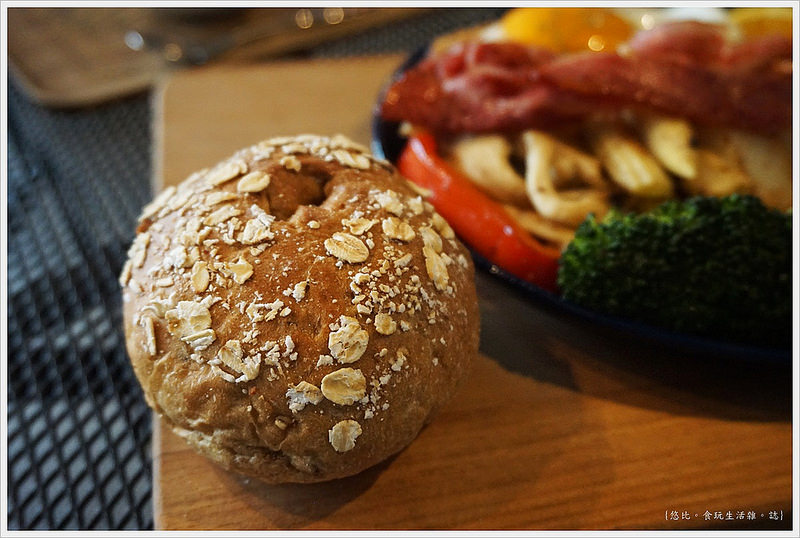 冰河咖啡-貝肯國王的經典早午餐-歐式麵包