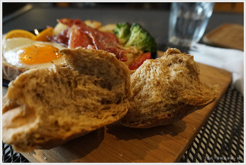 冰河咖啡-貝肯國王的經典早午餐-歐式麵包-1