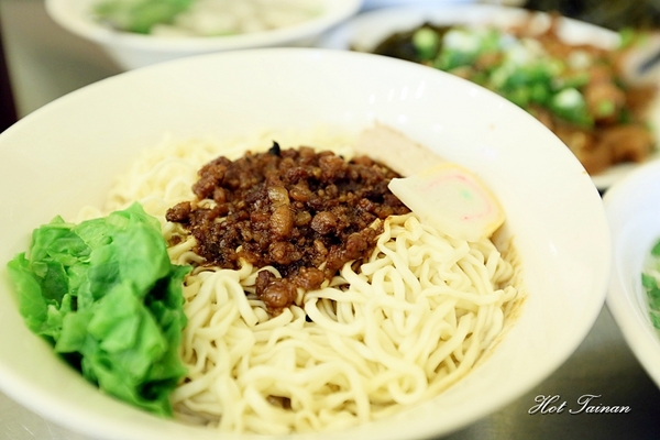 小丰川：【台南美食】鐵皮屋下的文青風格小麵館：小丰川