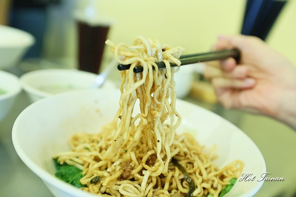 小丰川：【台南美食】鐵皮屋下的文青風格小麵館：小丰川