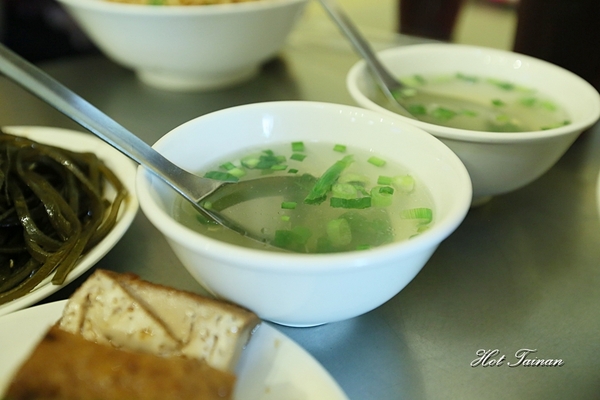小丰川：【台南美食】鐵皮屋下的文青風格小麵館：小丰川