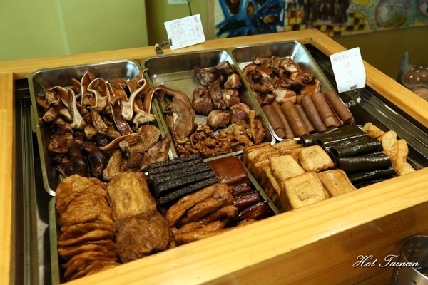 小丰川：【台南美食】鐵皮屋下的文青風格小麵館：小丰川