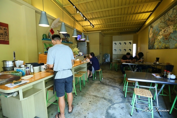 小丰川：【台南美食】鐵皮屋下的文青風格小麵館：小丰川