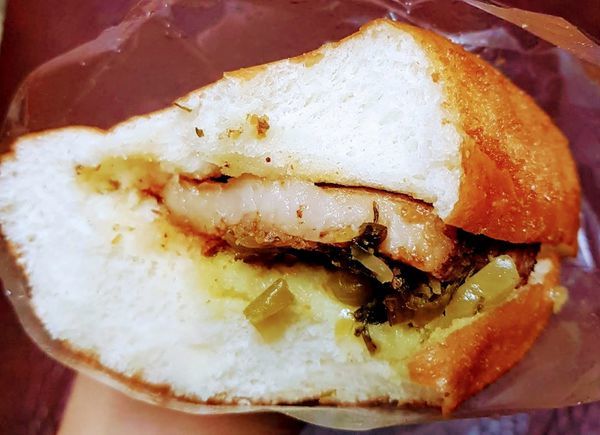 彰化市[阿貞饅頭 阿貞炸饅頭] 扣肉饅頭(爌肉饅頭)30元 咖哩包10元 紅豆包10元 2019食記之實在算很便宜啊!!又好吃!!