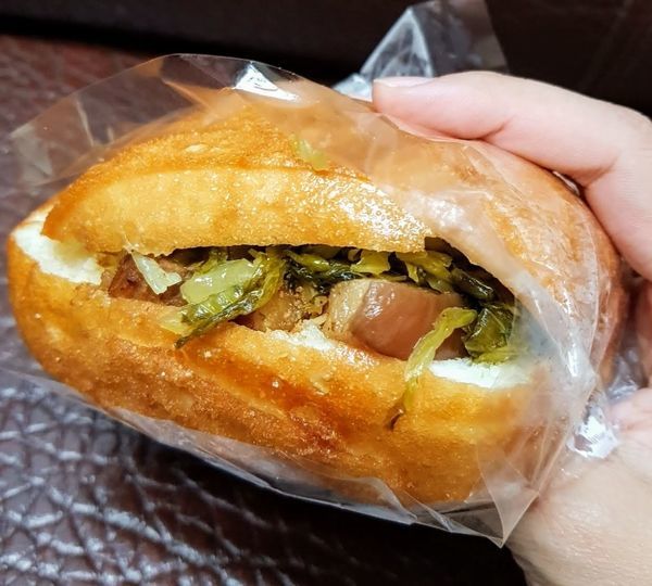 彰化市[阿貞饅頭 阿貞炸饅頭] 扣肉饅頭(爌肉饅頭)30元 咖哩包10元 紅豆包10元 2019食記之實在算很便宜啊!!又好吃!!