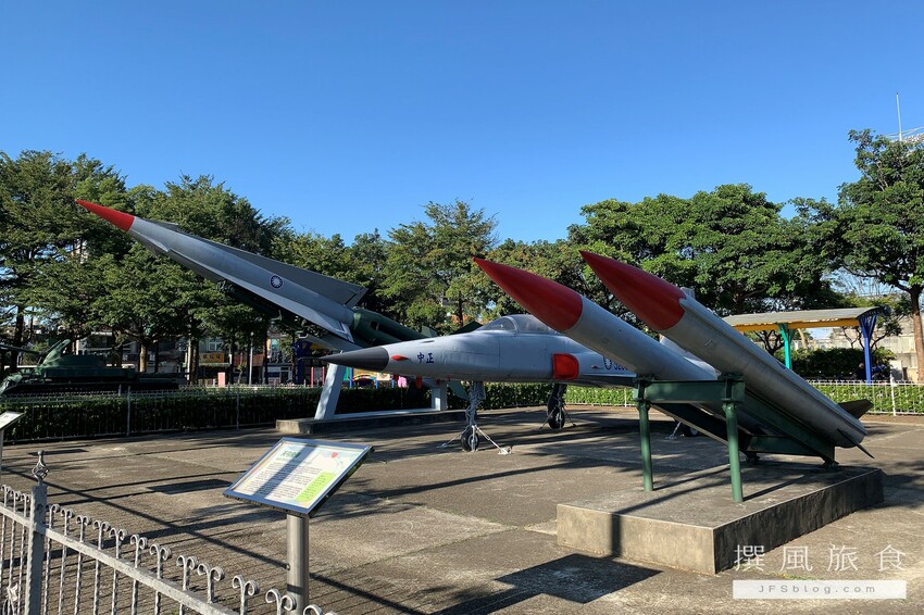 桃園景點/「龍潭運動公園」免費夏日戲水公園,還有軍機展示!