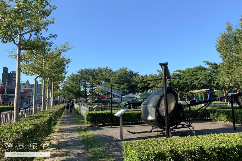 桃園景點/「龍潭運動公園」免費夏日戲水公園,還有軍機展示!