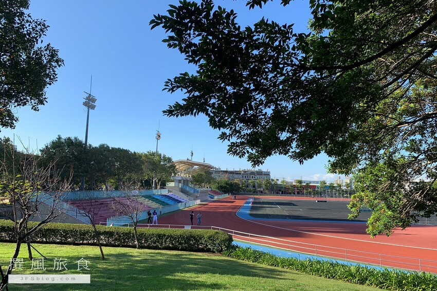 桃園景點/「龍潭運動公園」免費夏日戲水公園,還有軍機展示!