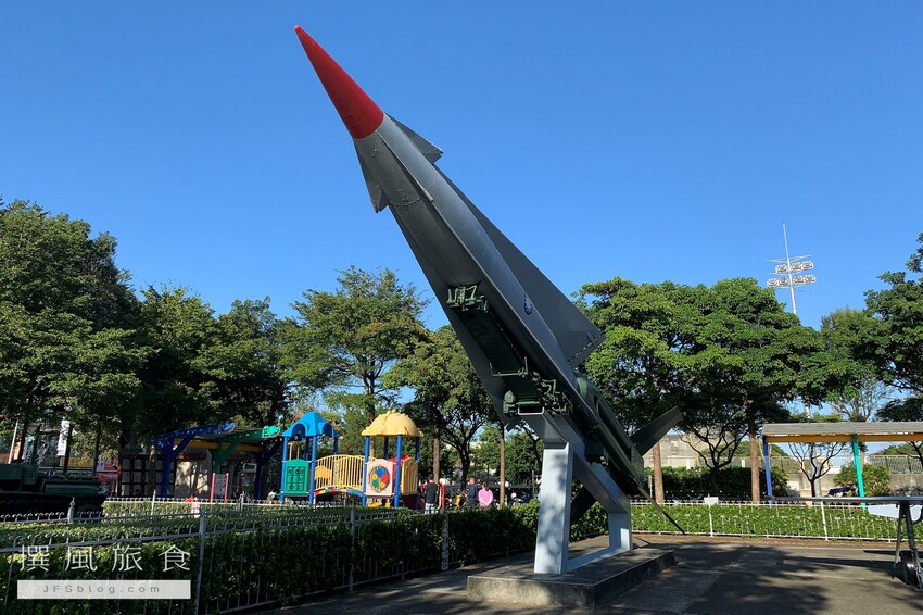 桃園景點/「龍潭運動公園」免費夏日戲水公園,還有軍機展示!