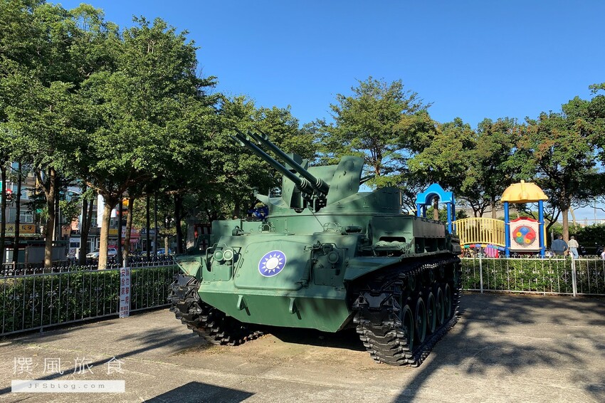 桃園景點/「龍潭運動公園」免費夏日戲水公園,還有軍機展示!