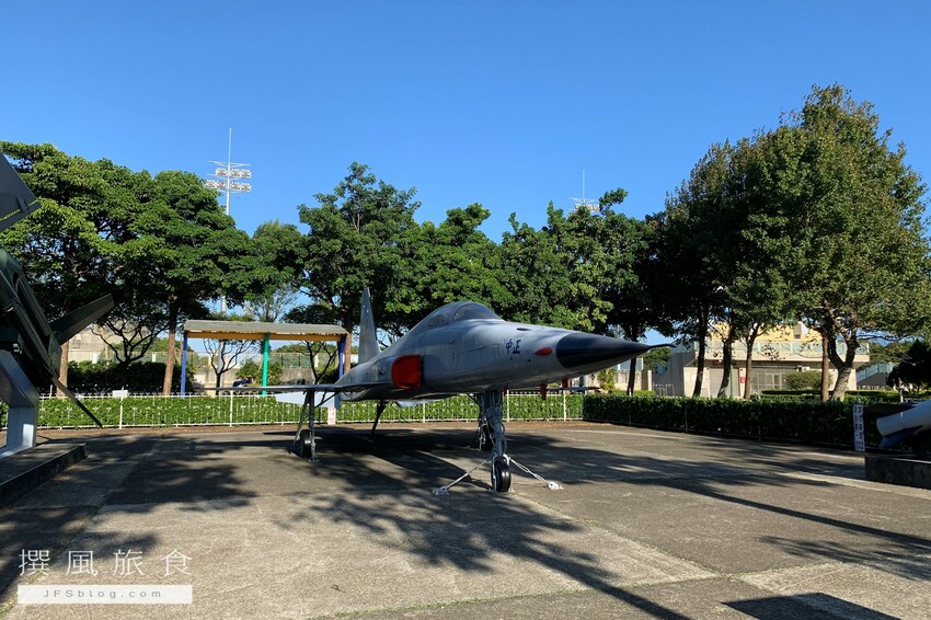 桃園景點/「龍潭運動公園」免費夏日戲水公園,還有軍機展示!
