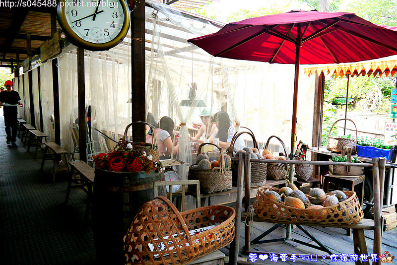 【台南▍親子旅遊】佳里龍貓村(香草驛棧農場)♥像電影中陪龍貓等公車的畫面，活脫脫在現實中上演~