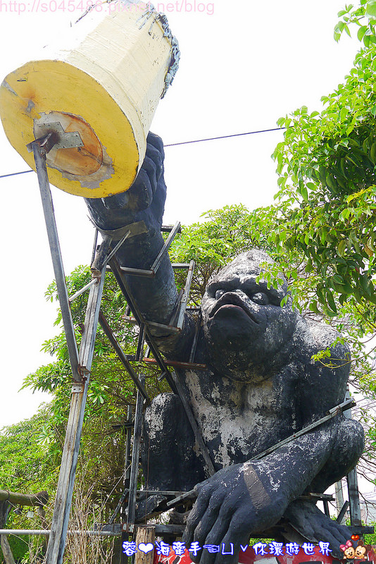 【台南▍親子旅遊】佳里龍貓村(香草驛棧農場)♥像電影中陪龍貓等公車的畫面，活脫脫在現實中上演~
