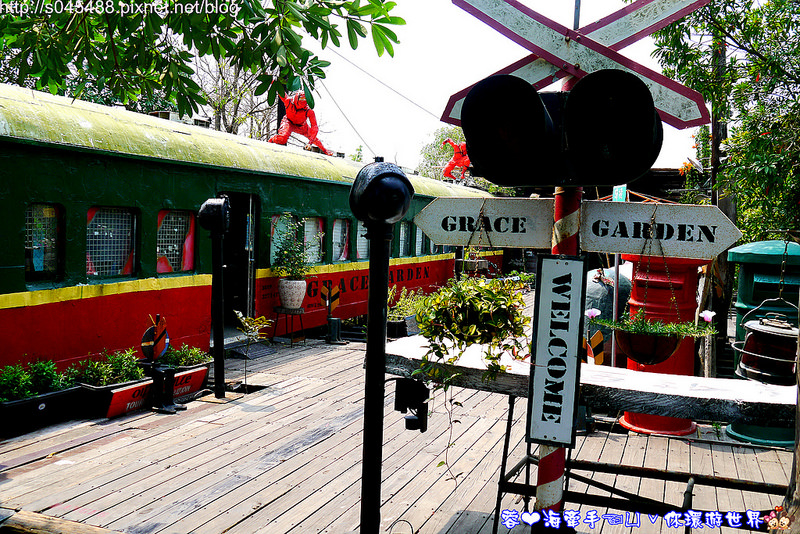 【台南▍親子旅遊】佳里龍貓村(香草驛棧農場)♥像電影中陪龍貓等公車的畫面，活脫脫在現實中上演~