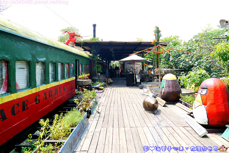 【台南▍親子旅遊】佳里龍貓村(香草驛棧農場)♥像電影中陪龍貓等公車的畫面，活脫脫在現實中上演~