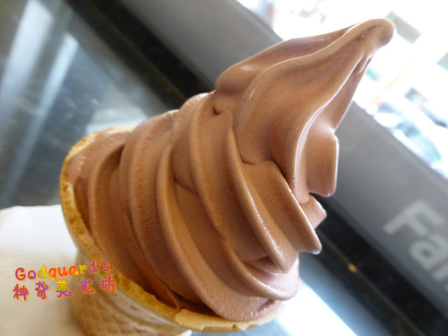 全家霜淇淋：(食記、文末有好康!!!)[全家]9.05~9.18限定霜淇淋口味~萬丹紅豆(另有聖代杯、紅豆抹茶綜合杯)