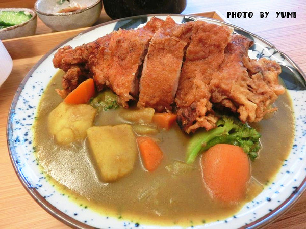 食茶父子：【邀稿】高cp值!簡單就是人間美味~紅燒牛腩定食及雞腿排咖哩飯大獲我心@食茶父子