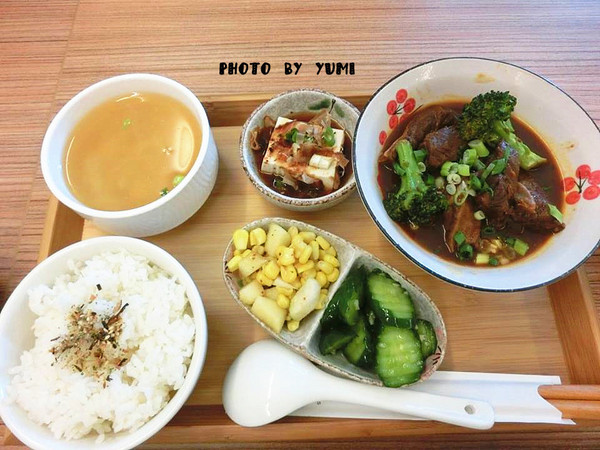 食茶父子：【邀稿】高cp值!簡單就是人間美味~紅燒牛腩定食及雞腿排咖哩飯大獲我心@食茶父子