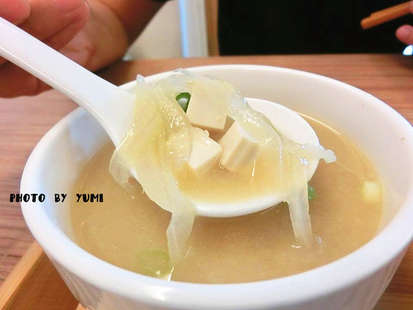 食茶父子：【邀稿】高cp值!簡單就是人間美味~紅燒牛腩定食及雞腿排咖哩飯大獲我心@食茶父子