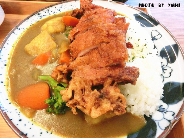 食茶父子：【邀稿】高cp值!簡單就是人間美味~紅燒牛腩定食及雞腿排咖哩飯大獲我心@食茶父子