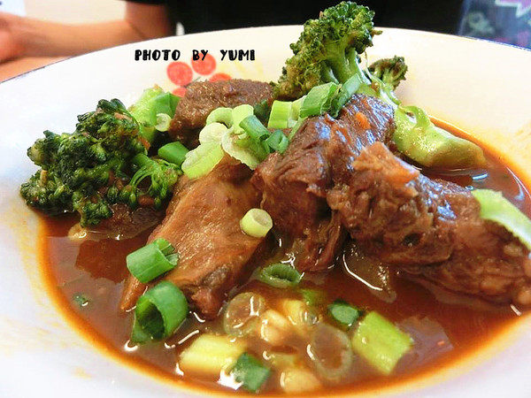 食茶父子：【邀稿】高cp值!簡單就是人間美味~紅燒牛腩定食及雞腿排咖哩飯大獲我心@食茶父子