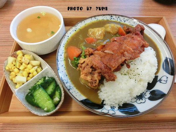 食茶父子：【邀稿】高cp值!簡單就是人間美味~紅燒牛腩定食及雞腿排咖哩飯大獲我心@食茶父子