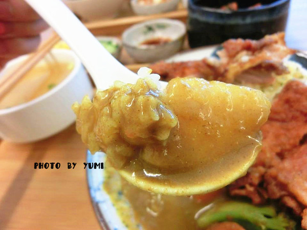 食茶父子：【邀稿】高cp值!簡單就是人間美味~紅燒牛腩定食及雞腿排咖哩飯大獲我心@食茶父子