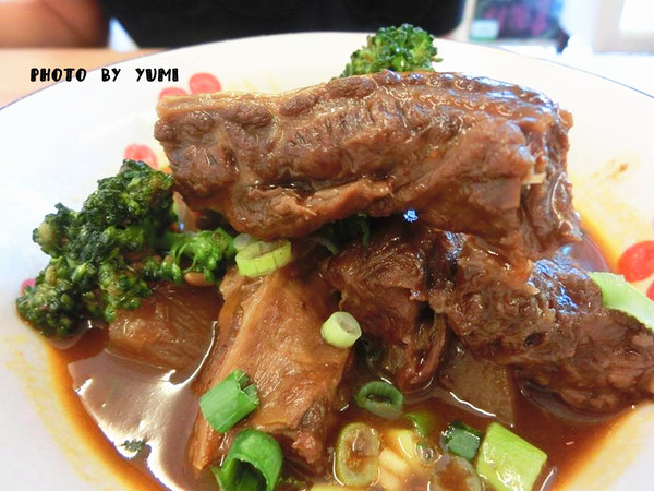 食茶父子：【邀稿】高cp值!簡單就是人間美味~紅燒牛腩定食及雞腿排咖哩飯大獲我心@食茶父子