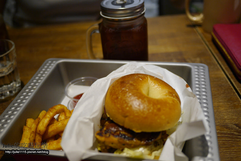 板橋早午餐●Bügel Bagel Coffee新板壹號店(輕食、下午茶、貝果餐)(板橋站、府中站)(近板橋遠百)