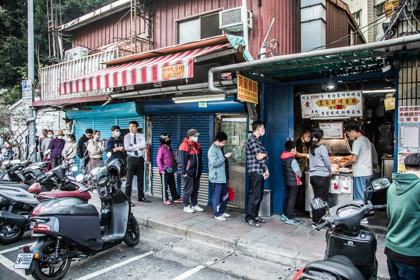 黑白大廚爆紅!台北香腸攤推薦,泉州街黃家香腸排隊名店。